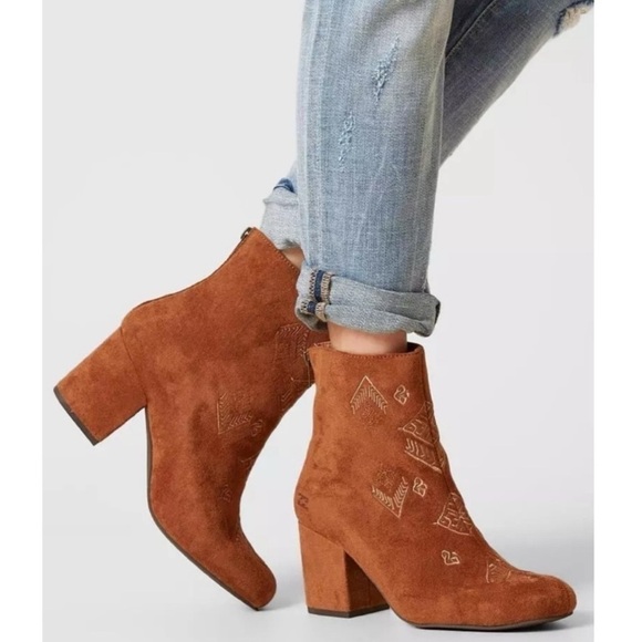 Billabong Ankle Boots Women's 8.5 Tan Faux Suede Embroidered Coastal Cowgirl - Picture 1 of 16